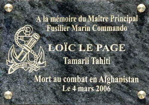 Plaque sur la st&egrave;le de Lo&iuml;c LE PAGE