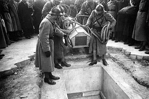 Le cercueil du soldat inconnu est descendu dans son caveau