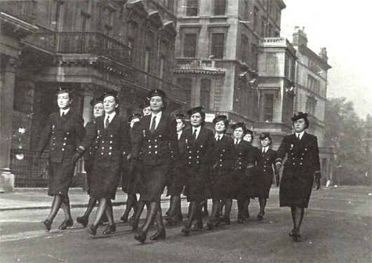 D&eacute;fil&eacute; des femmes de la Marine en juin 1944