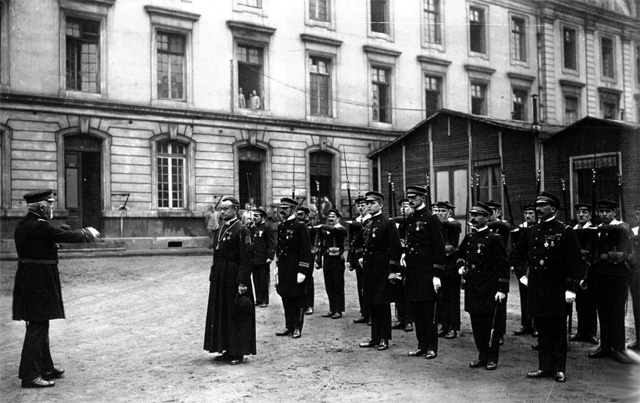 Caserne de la P&eacute;pini&egrave;re : remise de la Croix d'officier de la l&eacute;gion d'honneur &agrave; l'abb&eacute; Helloco, aumonier de la Brigade des fusilliers marins des Dixmudes : [photographie de presse] / Agence Meurisse