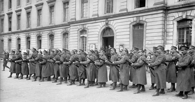 Soldats russes &agrave; La P&eacute;pini&egrave;re [caserne parisienne, 1916] : [photographie de presse] / [Agence Rol]