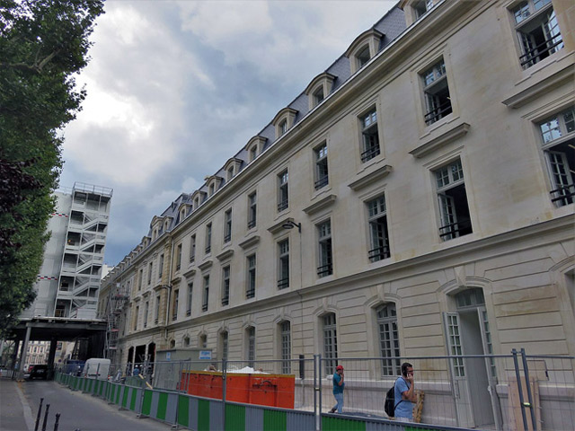 Le site est restructur&eacute; par l'architecte Philippe Chiambaretta