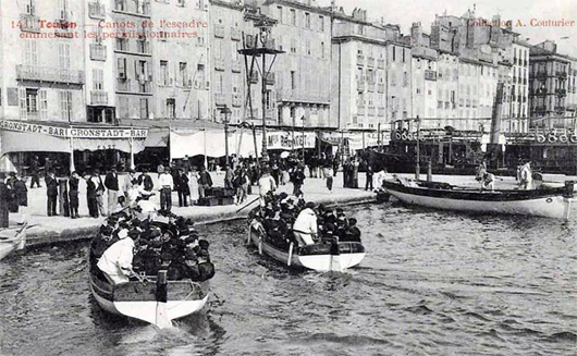 Des canots emm&egrave;nent les permissionnaires au port