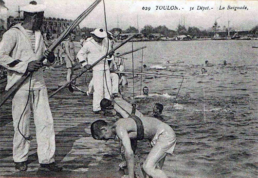 Dans la Marine, il faut savoir nager