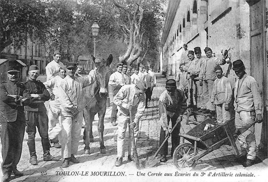 Dans les casernes, il y a des corv&eacute;es