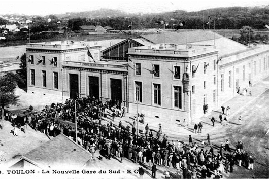 Limposante gare du sud est ouverte en 1905 (ligne du littoral de Toulon &agrave; Saint-Rapha&euml;l)