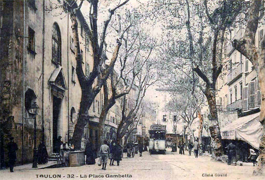 La place Gambetta est &agrave; la fronti&egrave;re de la basse-ville