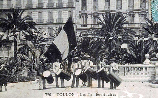 Les tambourinaires jouent du galoubet et du tambourin.