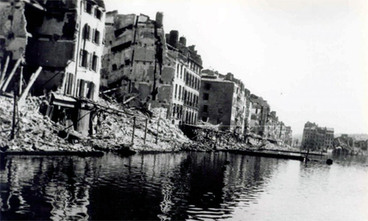 Apr&egrave;s les bombardements italiens de 1940, Toulon et son port sont bombard&eacute;s par les alli&eacute;s en 1943 et 1944.
