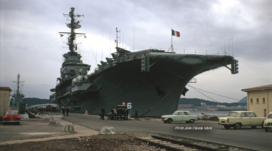 ... ainsi que le porte-avions Foch accost&eacute; &agrave; Milhaud 6 (1968)