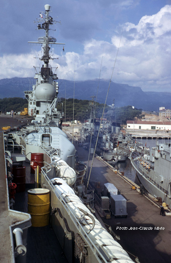 ... ainsi que le porte-avions Foch accost&eacute; &agrave; Milhaud 6 (1968)