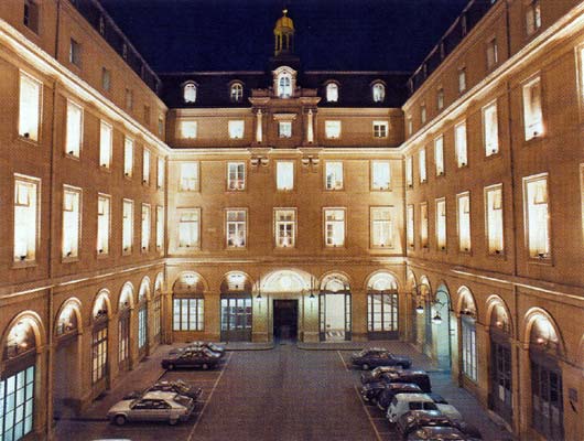 LA COUR D'ESTIENNE D'ORVES ou COUR D'HONNEUR