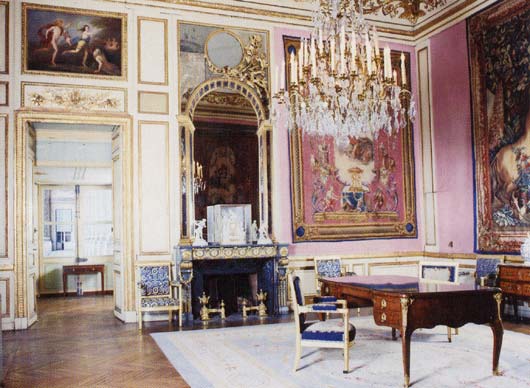 LE SALON ROUGE