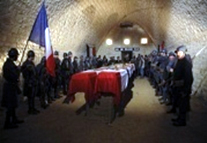 Huit cercueils ecouverts d'un drapeau tricolore