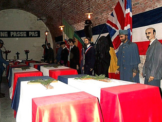 Les cercueils ont &eacute;t&eacute; plac&eacute;s sur deux colonnes