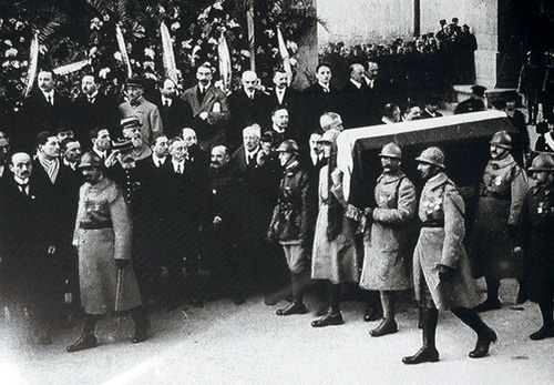 Hiss&eacute; sur de solides &eacute;paules le cercueil fut  transport&eacute; &agrave; la gare