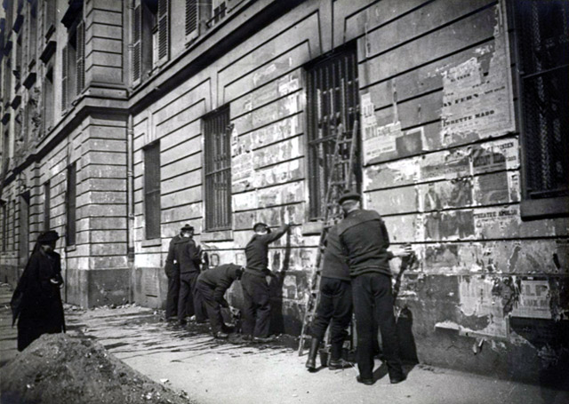 Marins nettoyant la fa&ccedil;ade