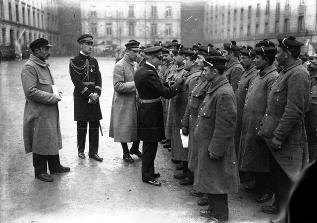 Caserne de la P&eacute;pini&egrave;re : remise de Croix de Guerre : [photographie de presse] / Agence Meurisse
