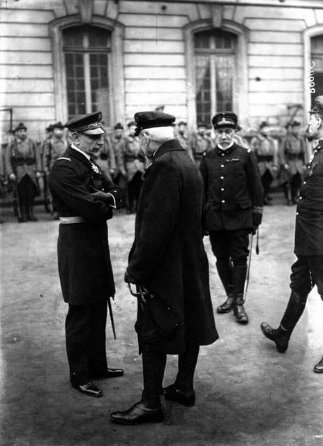 Caserne de la P&eacute;pini&egrave;re : groupe des officiers de marine d&eacute;cor&eacute;s [photographie de presse] / Agence Meurisse
