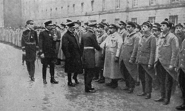 Lacaze, Ronarc'h d&eacute;corent des fusillers marins ayant servi &agrave; Dixmude et Nieuport, remise dans la caserne de la P&eacute;pini&egrave;re. L'on peut aussi voir le capitaine de vaisseau du Merle