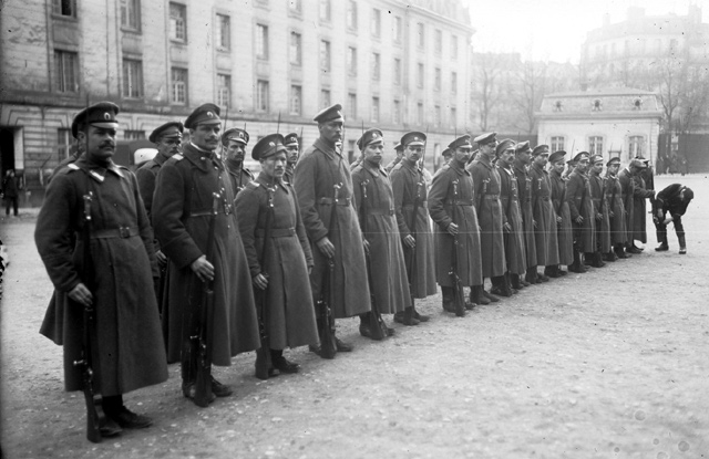 Soldats russes &agrave; La P&eacute;pini&egrave;re [caserne parisienne, 1916] : [photographie de presse] / [Agence Rol]