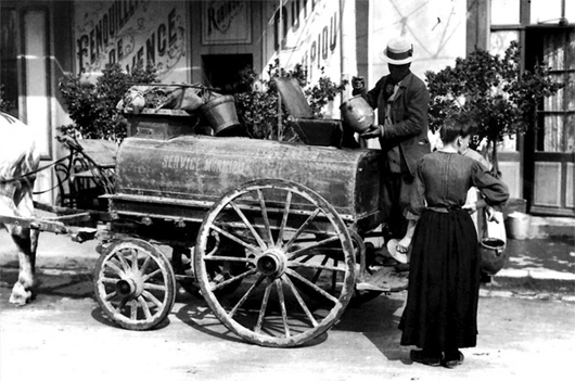 Le torpilleur des rues ramasse les pots de chambre
