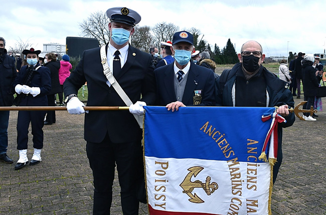 Porte-drapeau de l'AMMAC de Poissy