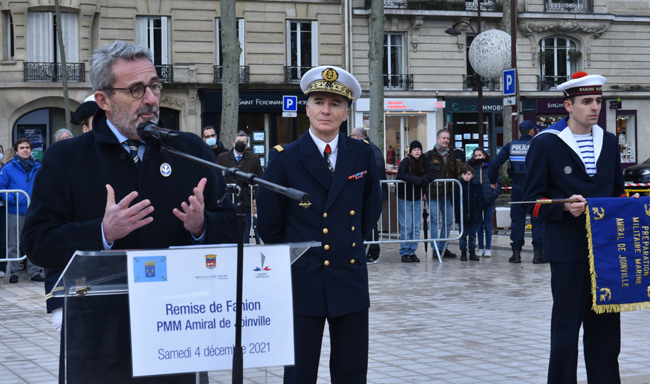 Le maire de Neuilly sur Seine, le major général de la marine et le porte-fanion