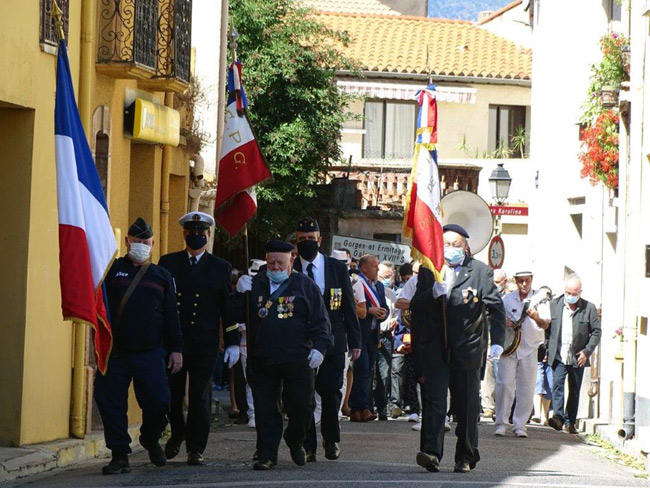 Porte-drapeaux de St Paul de Fenouillet suivis de l'ADC Antoine Nieto - SM Philippe Chomette RDA ACOMAR 66 - Fanfare