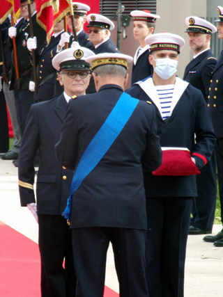 L'Amiral décorera de la médaille de bronze de la défense nationale