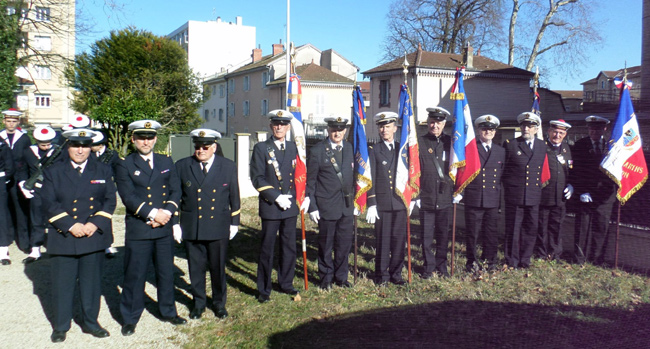 Arrivée des porte-drapeaux et marins, essentiellement Acomarins
