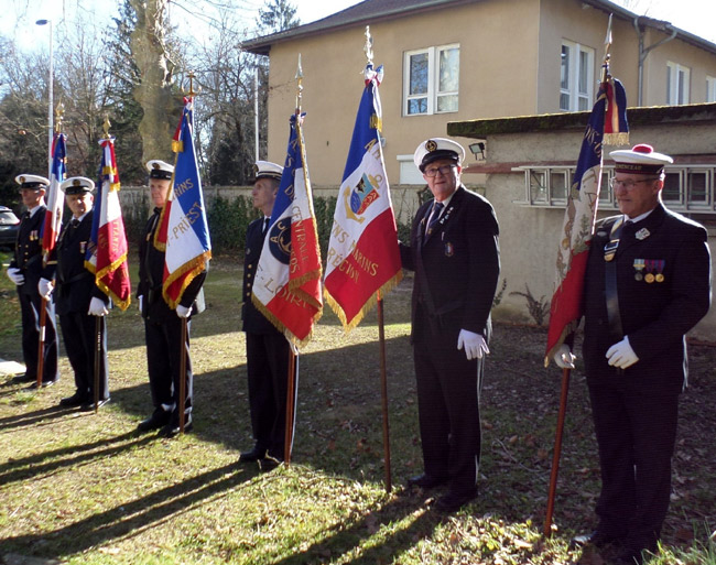 Mise en place des porte-drapeaux dont 4 Acomarins